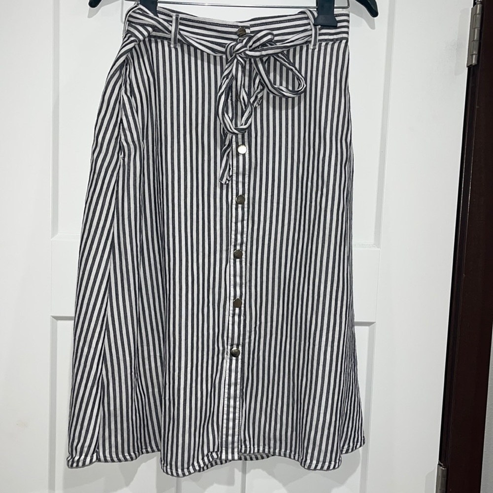 Button-up skirt with a belt